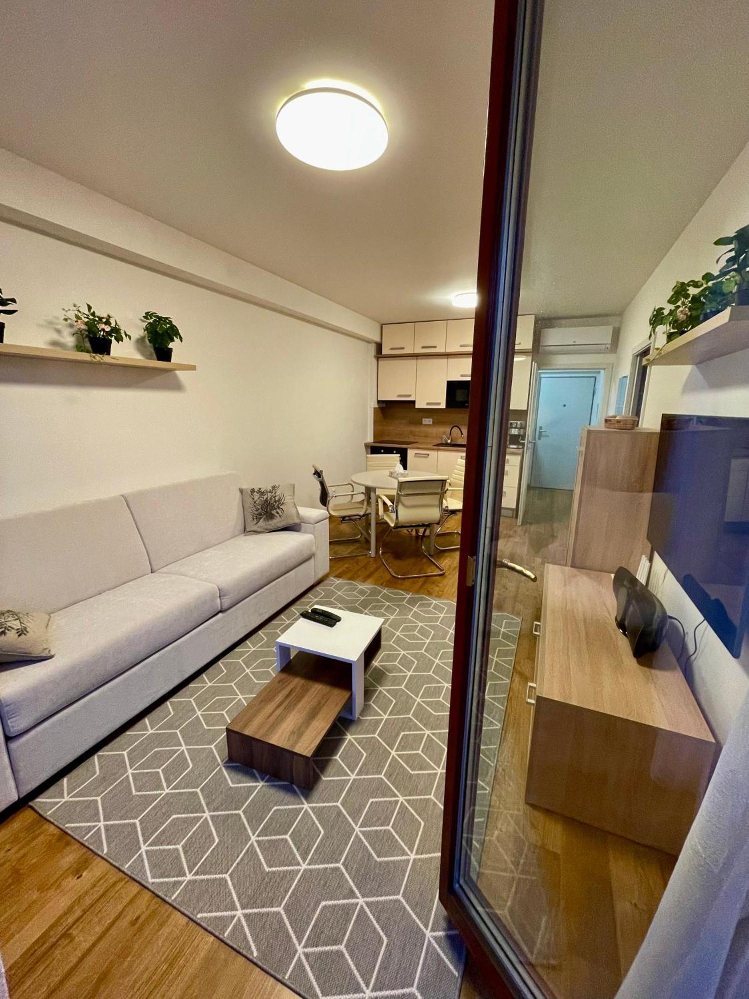 Apartman Astra Sezimovo Usti Exteriör bild